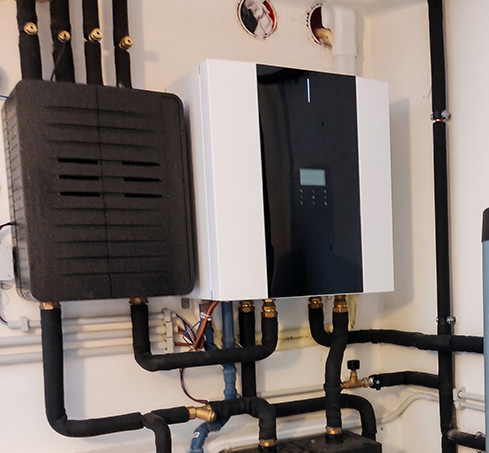 Installazione interna della pompa di calore Clivet SPHERA EVO BOX con accumulo da 300 litri nel locale tecnico.
